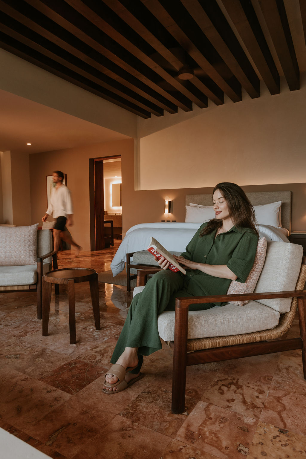 Ambiente de restaurante de lujo con iluminación ambiental