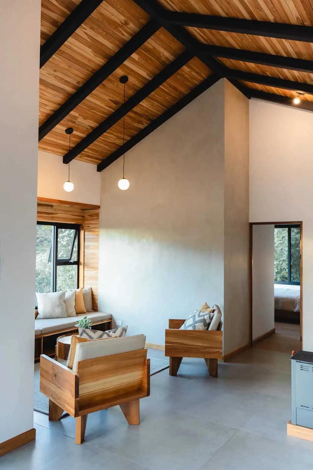 Interior de lodge rústico de madera con iluminación cálida